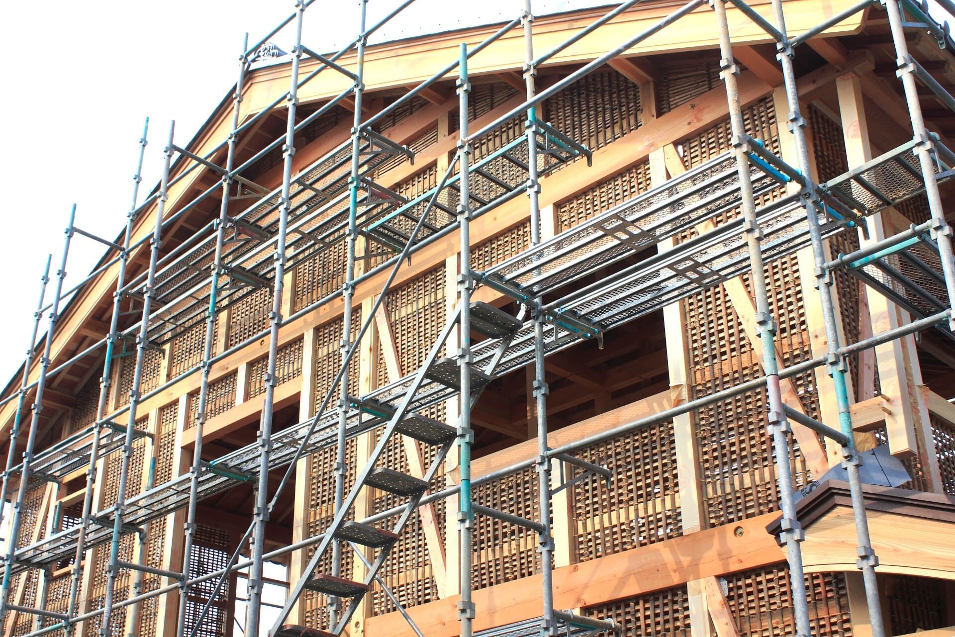 職人による安全で正確な足場解体
